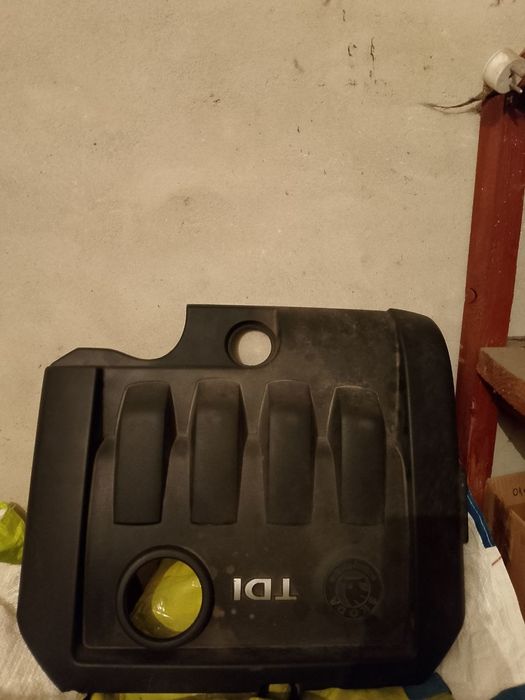 Декоративна кришка мотора шкода Октавія а5