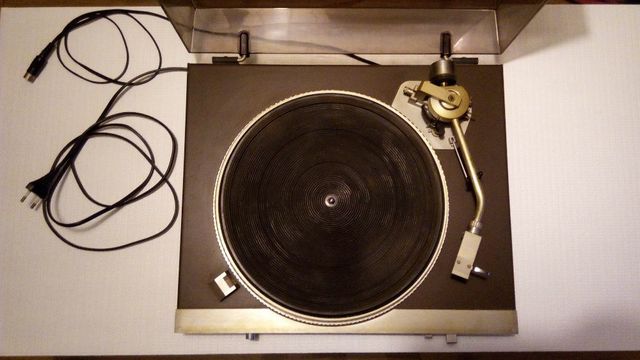 Zestaw audio: gramofon, amplituner oraz głośniki