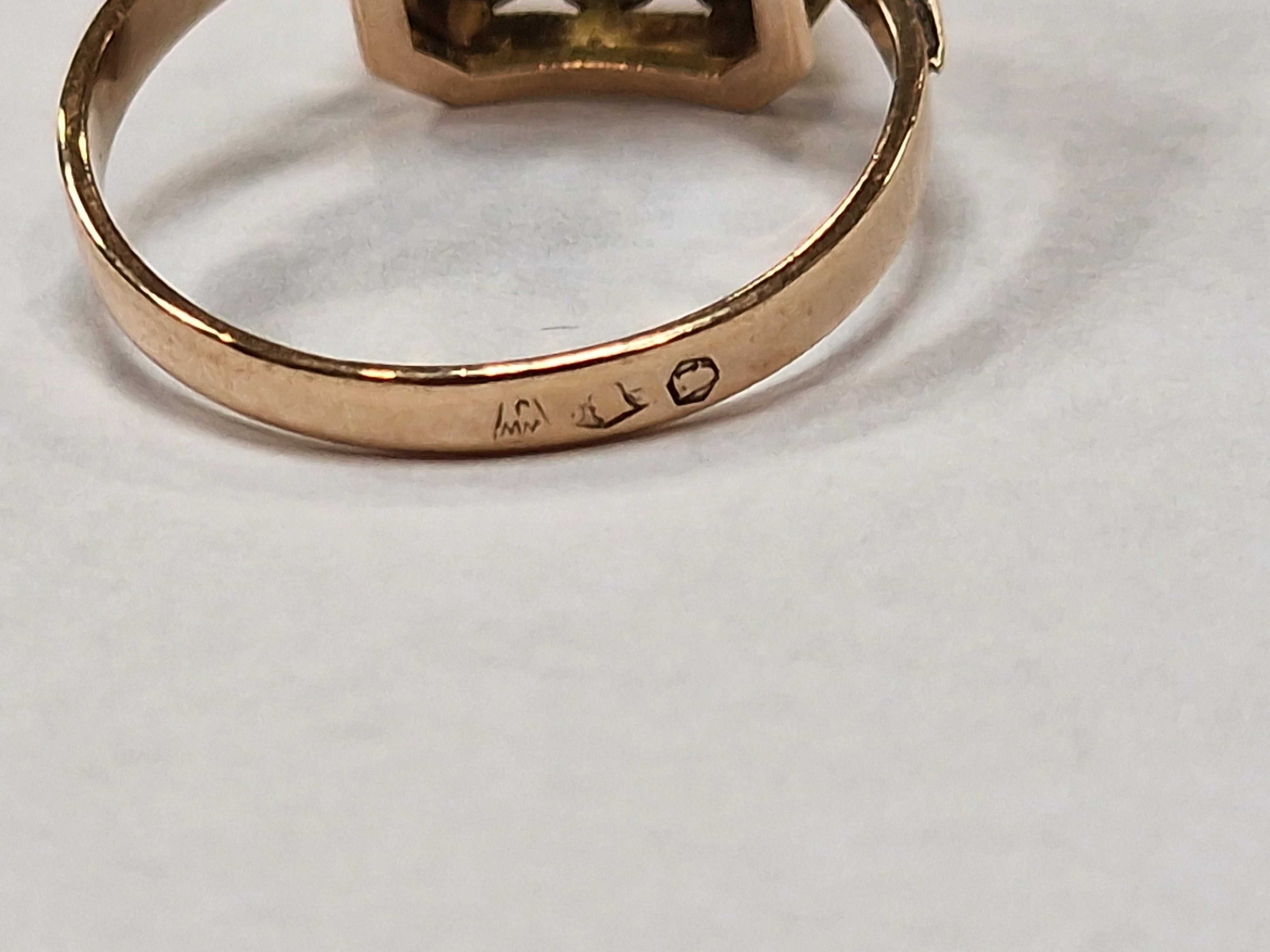Złoty pierścionek/ 585/ 4.17 gram/ R13/ Topaz/ WWJ/ 63-65