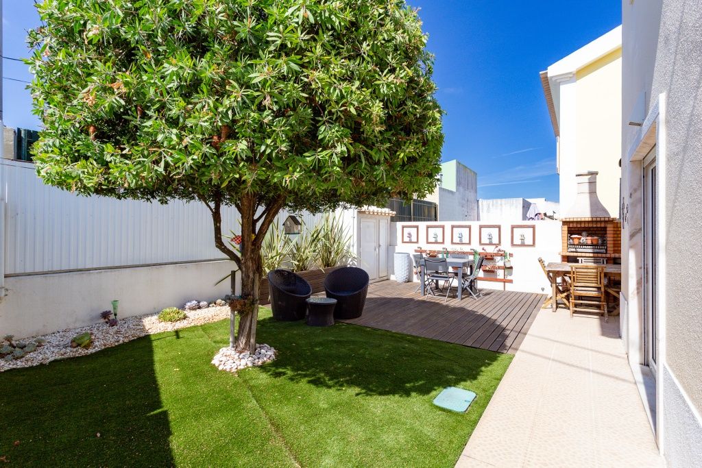Moradia V4 isolada e de gaveto, com jardim e garagem.