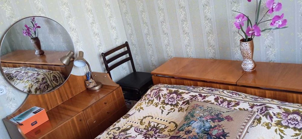 Продам комплект ліжко з тумбою для білизни і трюмо