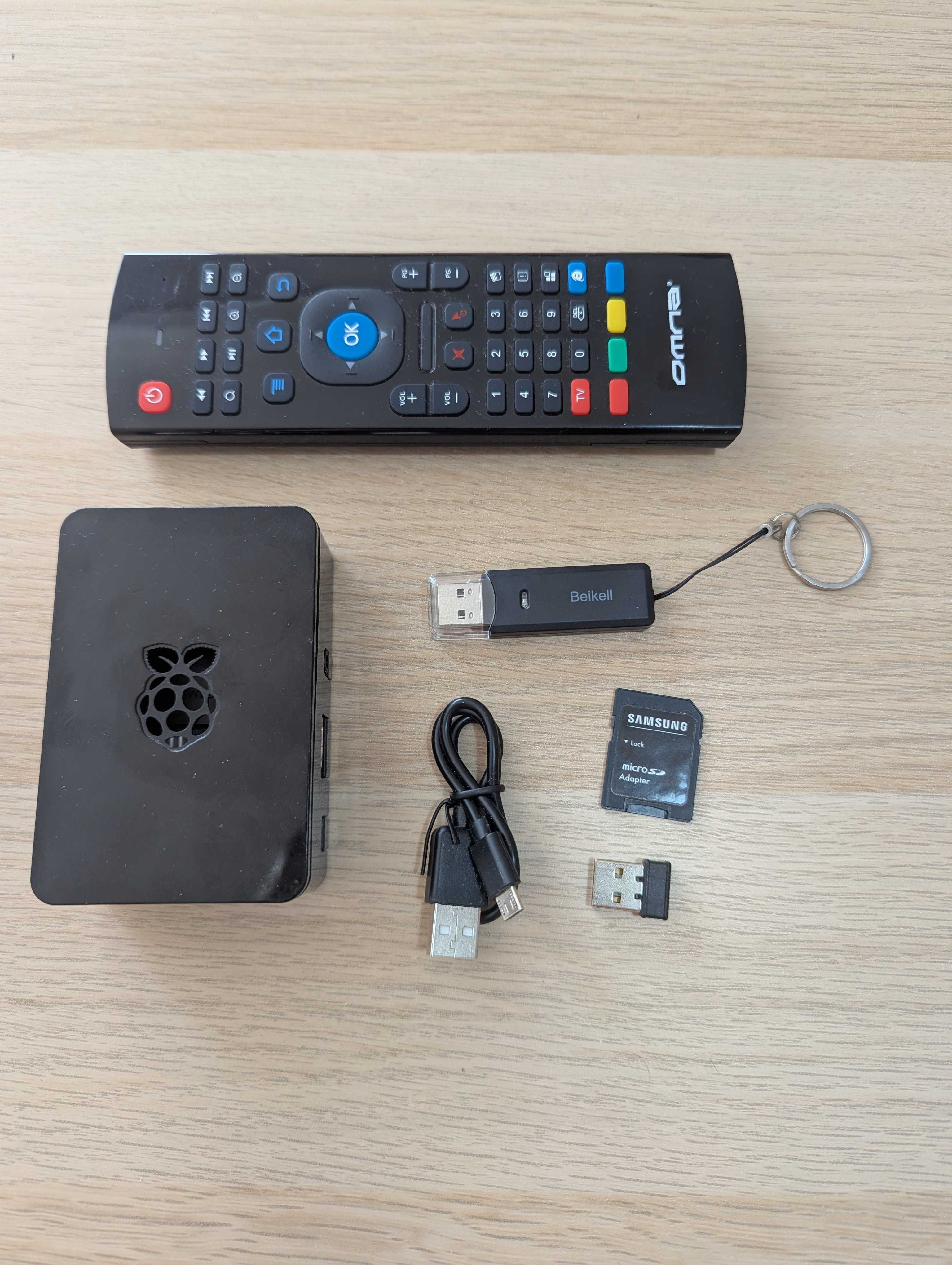 Raspberry Pi 3 model B z etui, karta 32GB, adapter USB, pilot