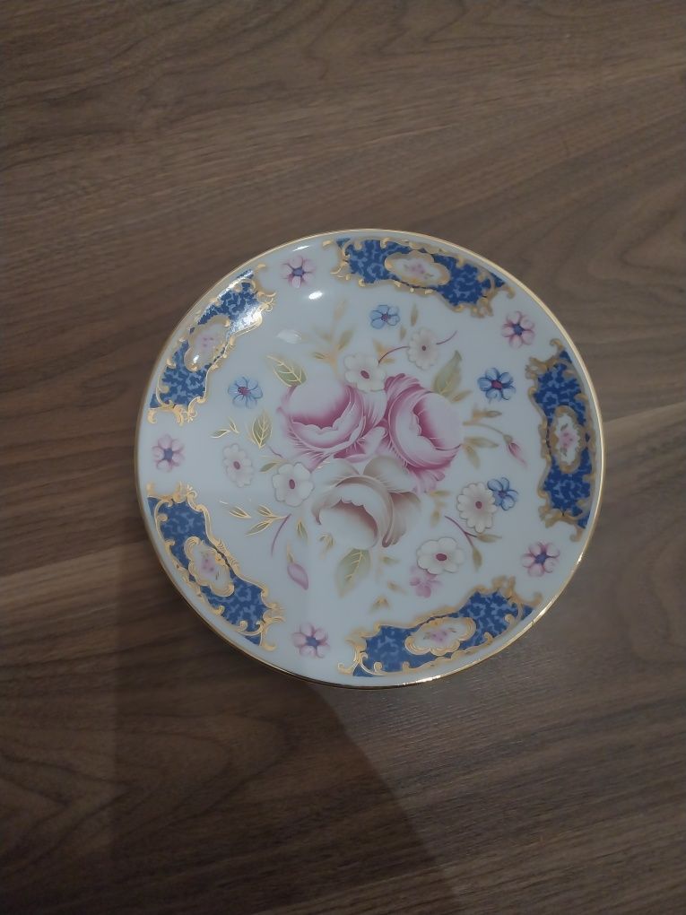 Pratos antigos com desenho de flores