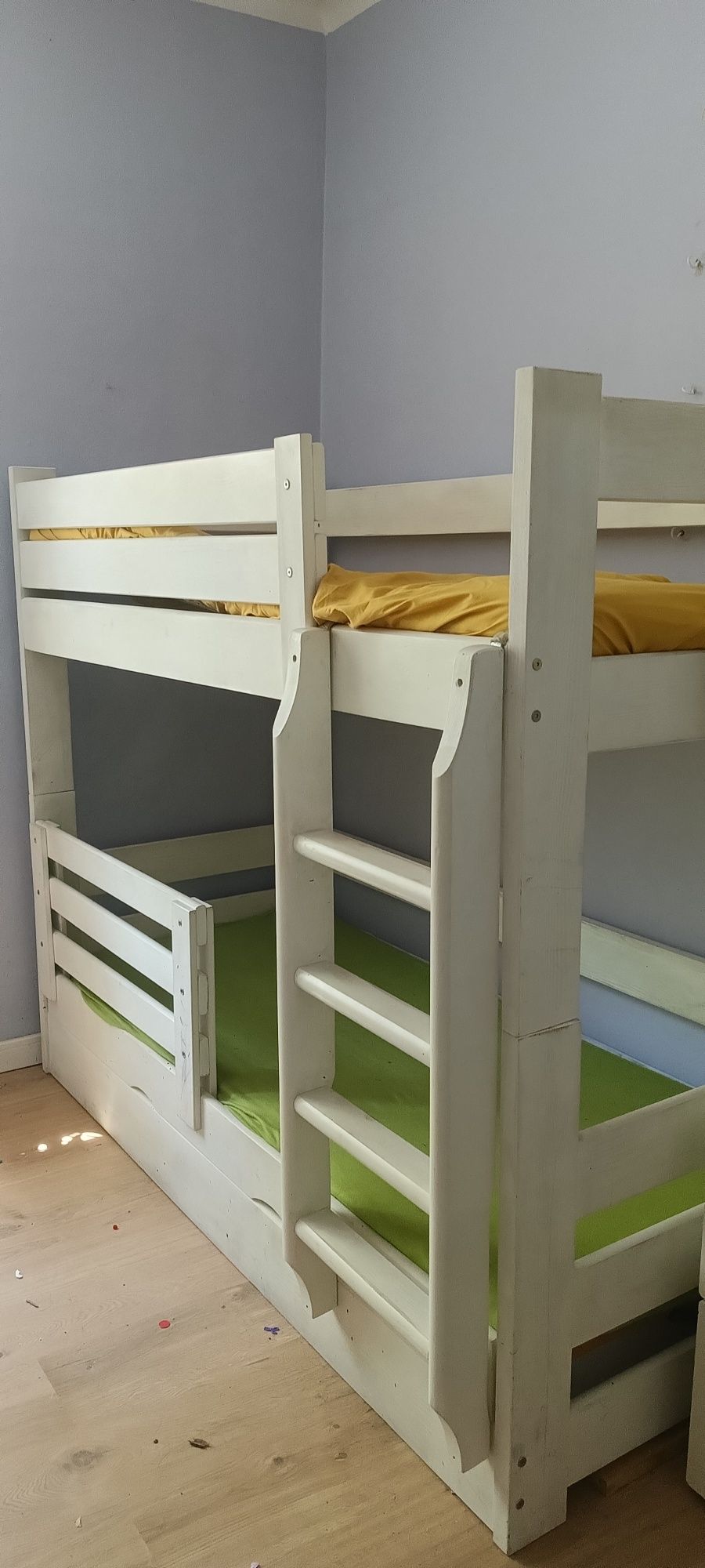 Drewniane łóżko piętrowe dla dzieci 180x80 z materacami i pojemnikiem