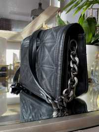 Mohito pikowana torebka czarna srebrny łańcuch crossbody kuferek