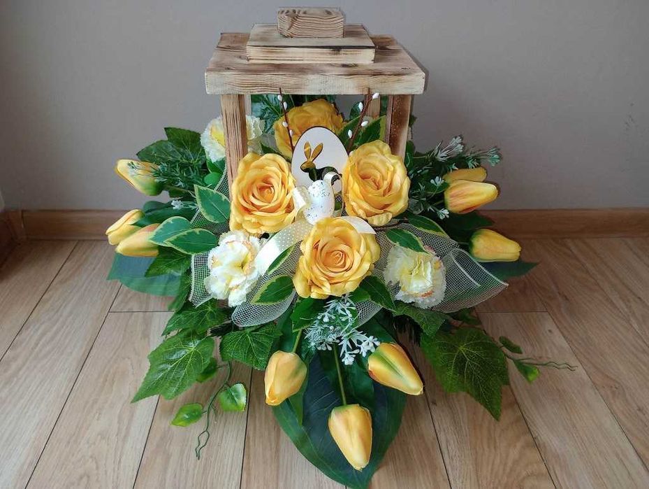Kwiaty na grób KOMPOZYCJA wiązanka STROIK Latarnia TULIPANY