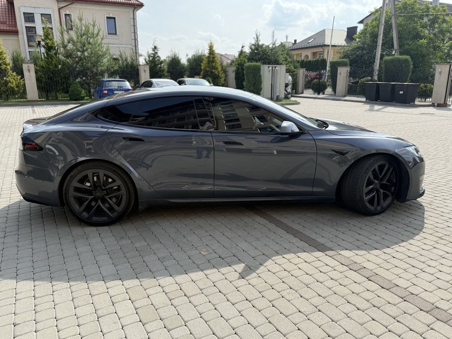 Tesla model s 2022 (тесла модел s 2022 року)