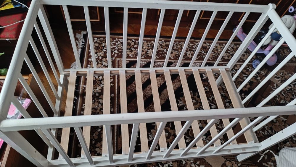 Дитяче дерев'яне ліжечко