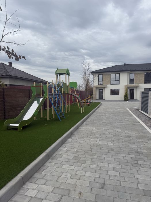 Продаж двухповерхового таунхаусу.