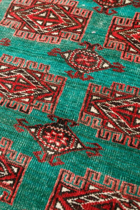 ręcznie tkany wełniany dywan w odcieniach zieleni