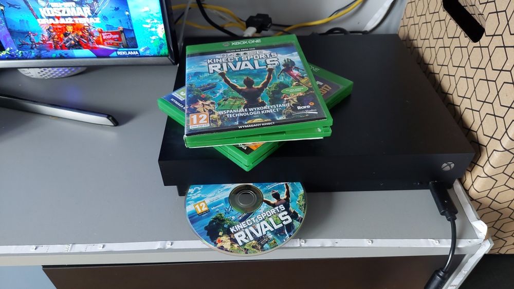 Zestaw XBOX One X 1TB, telewizor Samsung, Kinect, 3 pady, kierownica