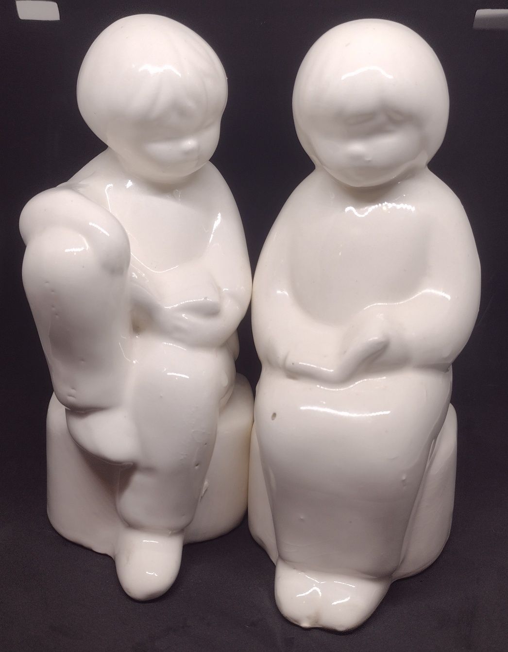 Holenderskie ceramiczne figurki czytających dzieci-podpórki do książek