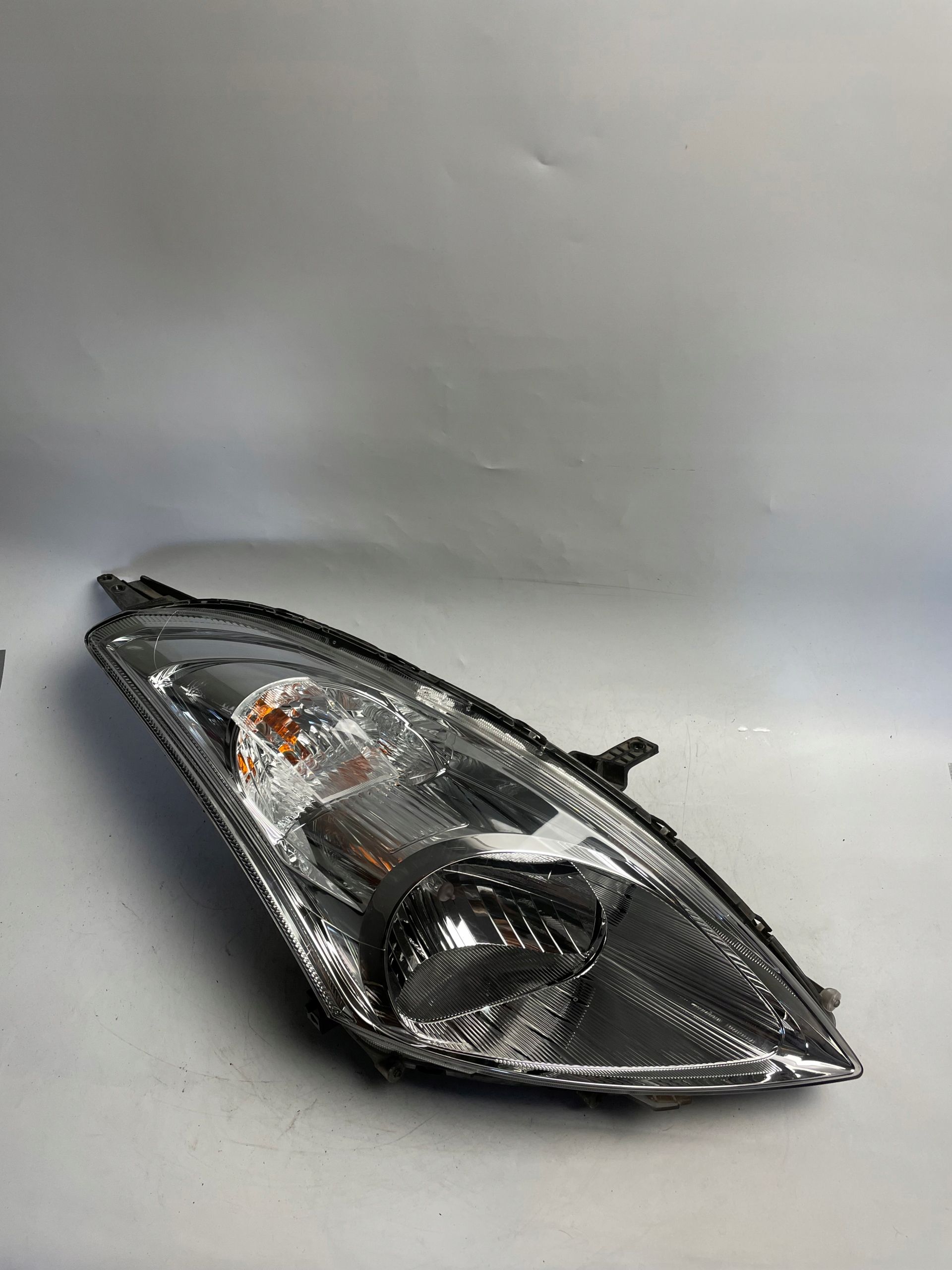 SUZUKI SWIFT MK7  lampa przednia prawa