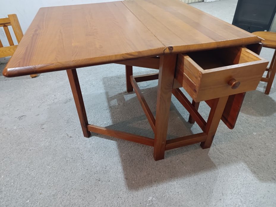 Conjunto de mesa e 4 bancos