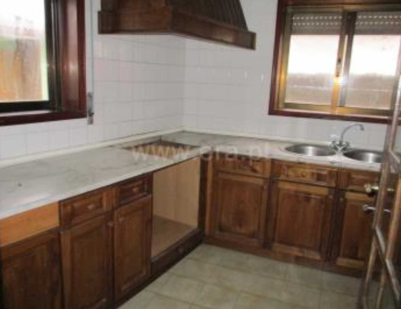 Casa geminada, 2frentes, 2entradas, 2pisos, T1 terraço, esp. comercial