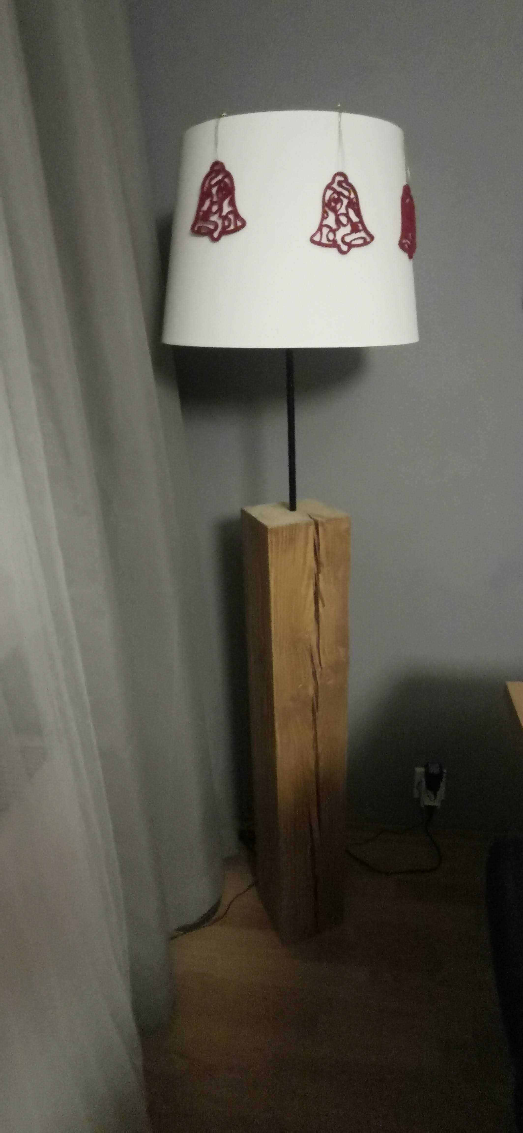 Lampa podłogowa - lite drewno