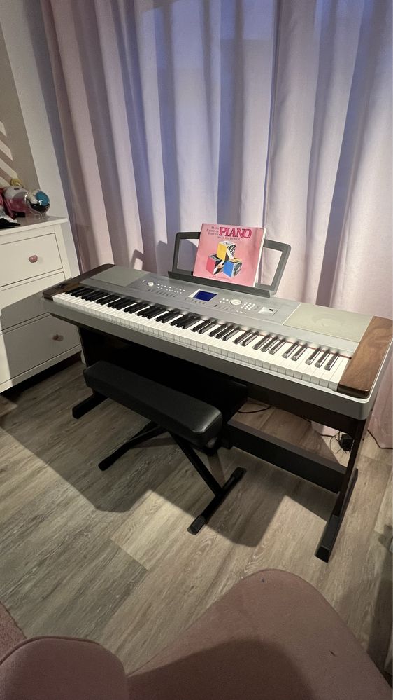 Piano Yamaha Portable Grand DGX-640 com estrutura, pedaleira e banco