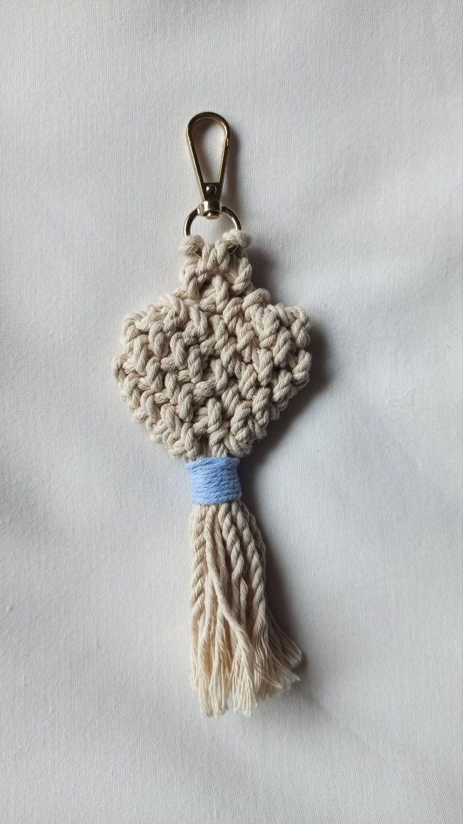 Porta-chaves macramé em forma de coração