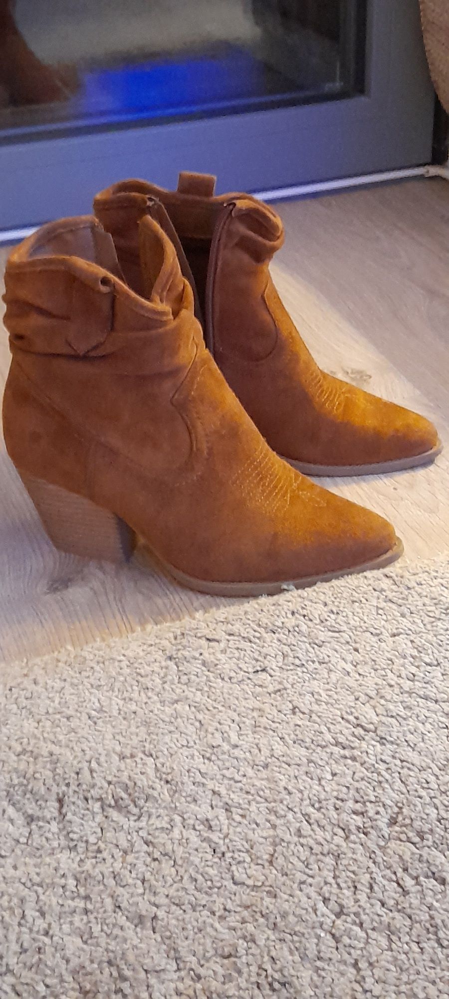 Botins em camurça
