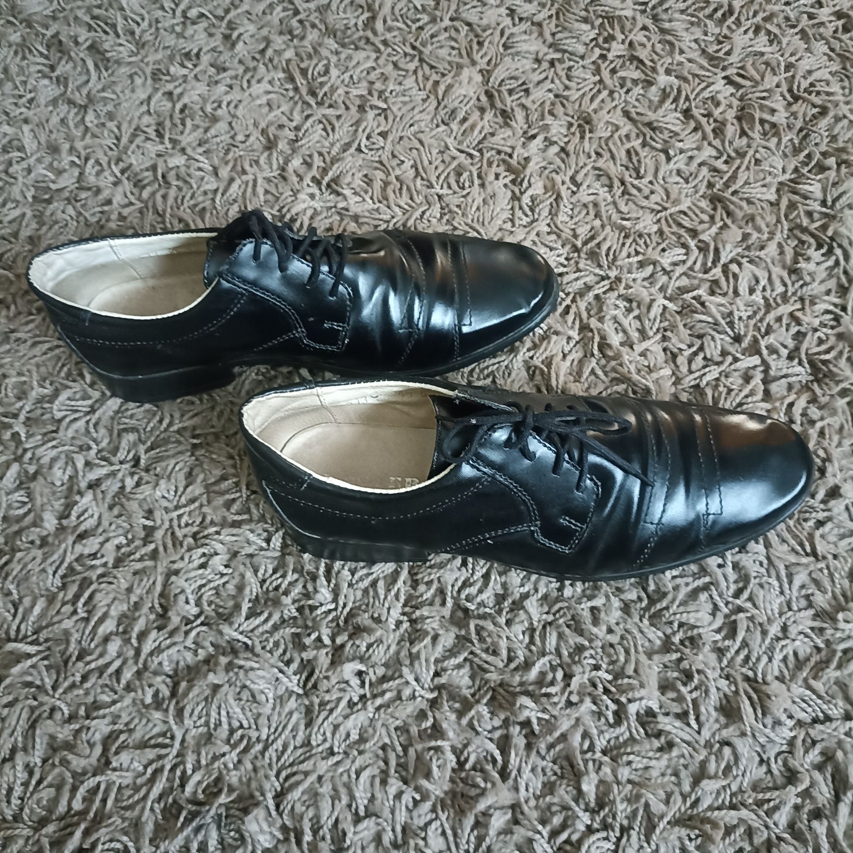 Eleganckie buty chłopięce 38