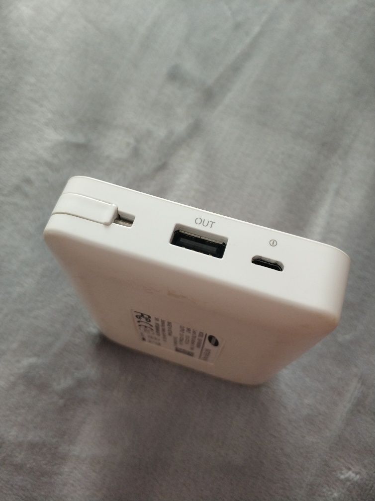 Powerbank Samsung 8400 biały z kablem