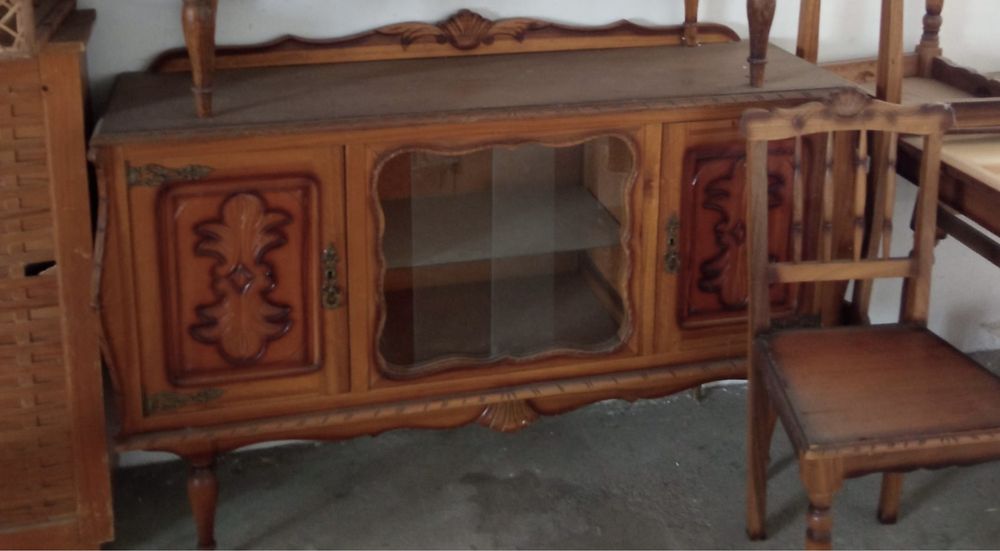 Aparadores antigos e mesa com 4 cadeiras/ vintage