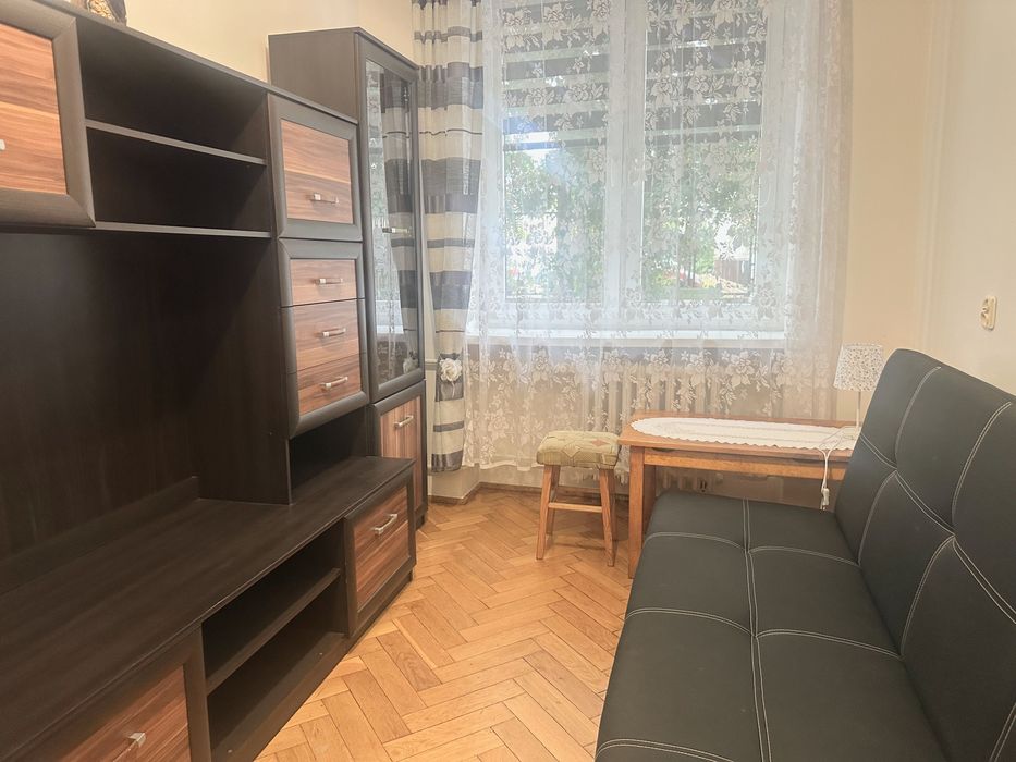 Do wynajęcia M3 z oddzielną kuchnią, idealne dla studentów.