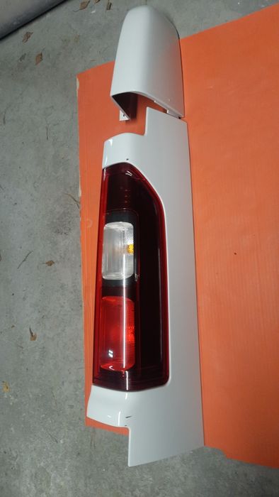 Trafic III vivaro B lampa prawa tył tylna