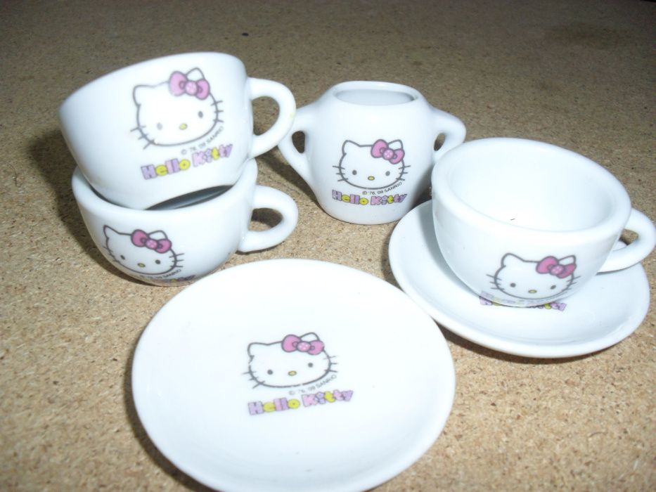 Chávenas e pires  "Hello kitty"  (louça)  (6 peças por 5€)