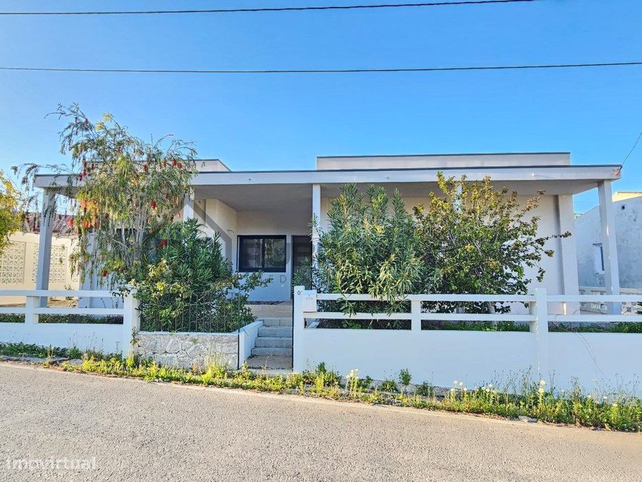 Moradia V3 renovada, com logradouro e anexo