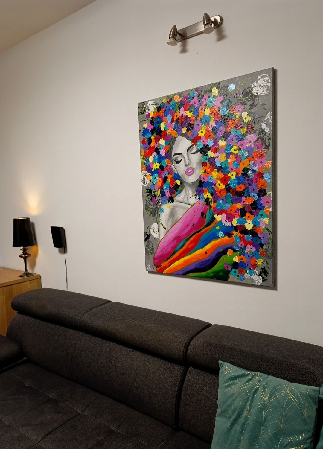 Ręcznie malowany obraz "Otulona w kwiaty" 80 x 100 cm