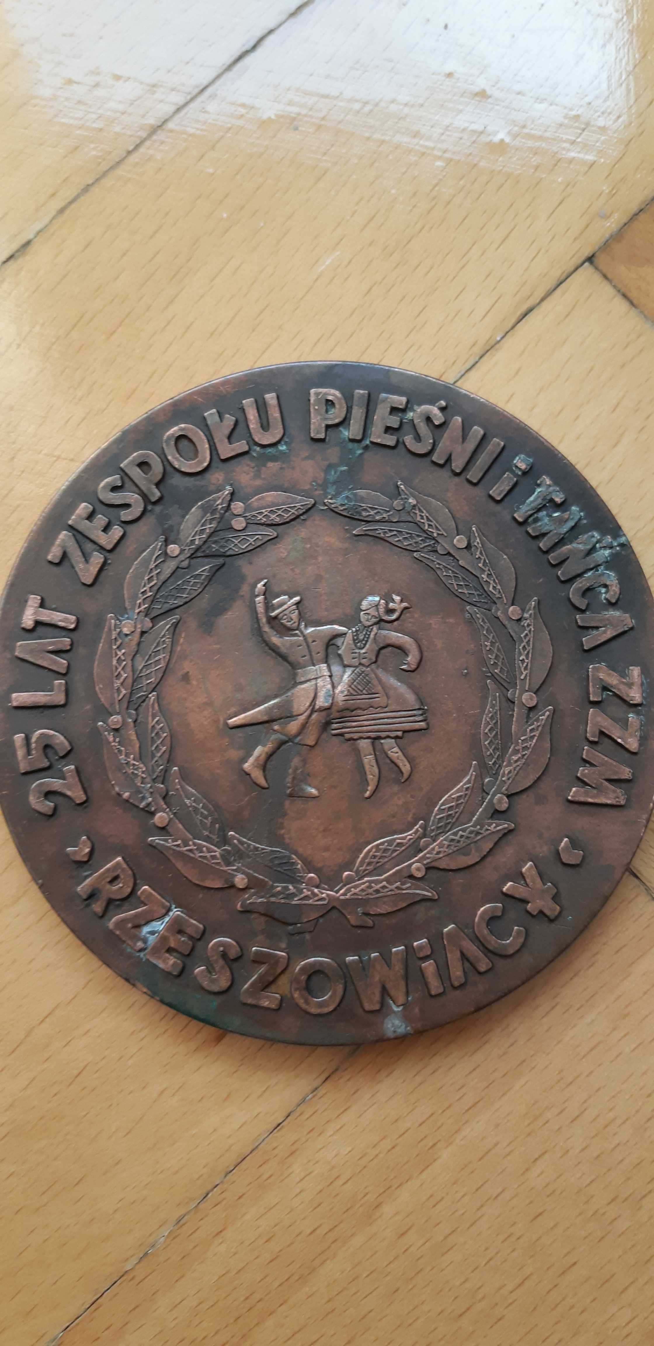 medal 25 lat zespołu Pieśni i Tańca Rzeszowiacy z 1979 roku - duży 8cm