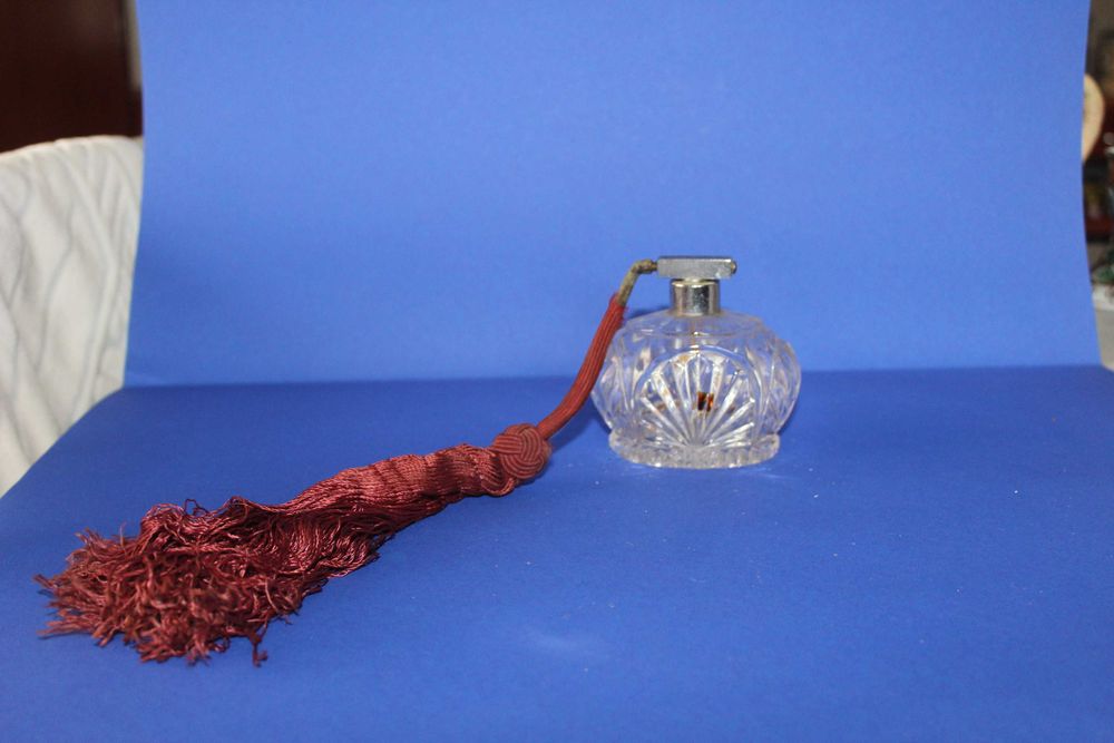 Frasco de perfume em vidro decorado anos 40 /50