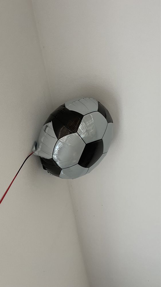 Balon wypełniony helem gotowy do odbioru pilka biedronka balony