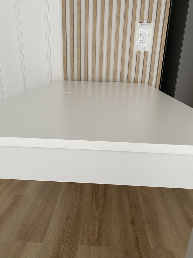 Biały rozkładany stół