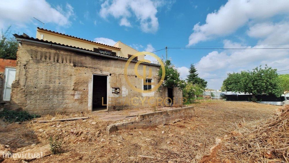 Casa isolada para restaurar, com terreno de 525m2 situada em Paderne