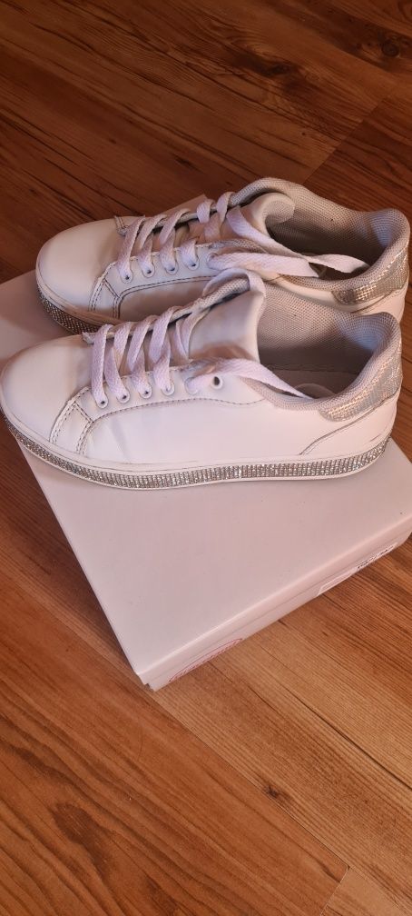 Buty białe r33 dziewczęce
