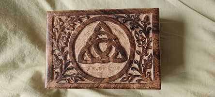 Caixa de joalheria de madeira artesanal com símbolo triquetra e design