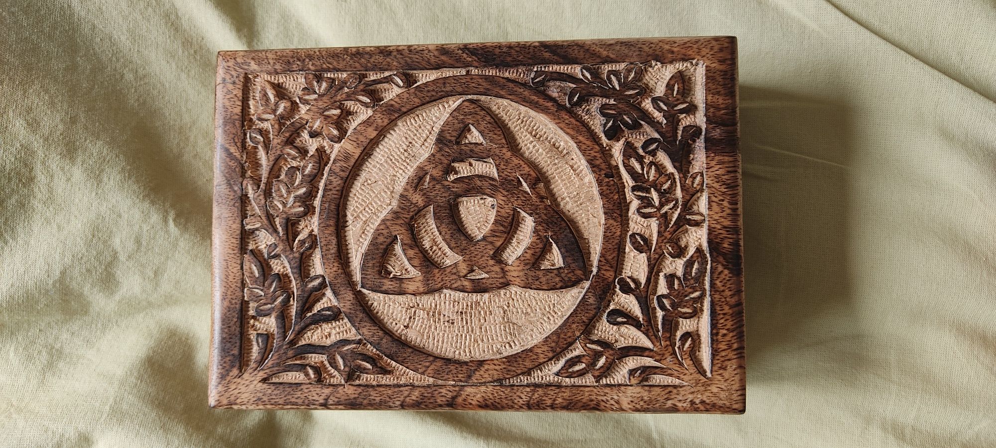 Caixa de joalheria de madeira artesanal com símbolo triquetra e design