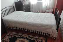 Cama individual em ferro preto.