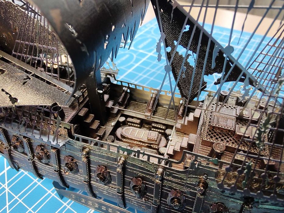 Latający Holender Piraci z Karaibów metalowy model Piececool+gablota