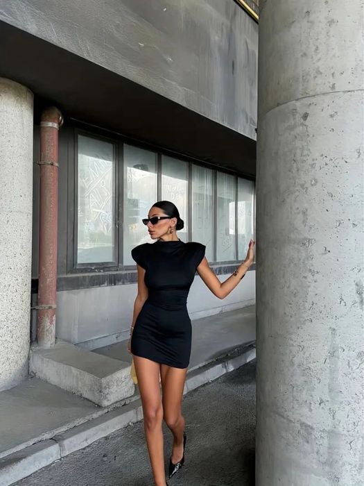 Сукня з модними плечима