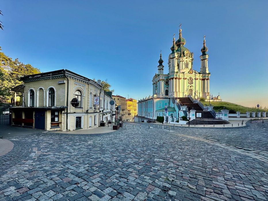 Фасадное помещение на Андреевском спуске в Киеве с действующим отелем