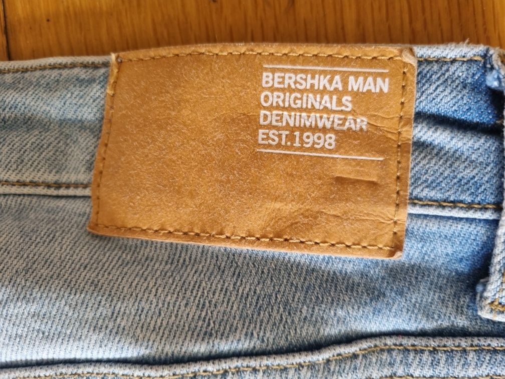 Calças de ganga Bershka  com rasgões