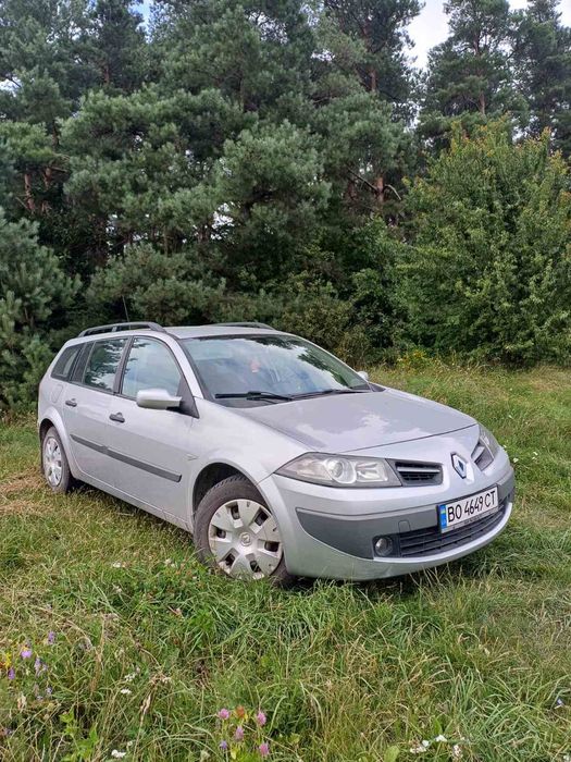 продається хороше сімейне авто