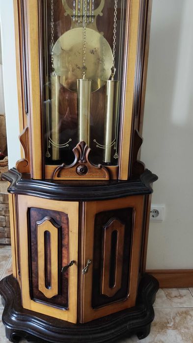 Relógio vertical em madeira