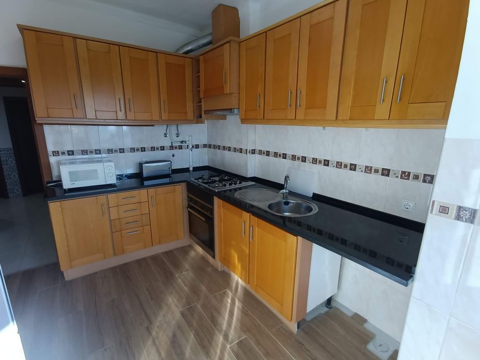 Aluga-se quarto individual