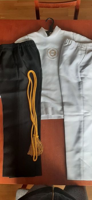 Strój komunijny dla chłopca, spodnie białe i czarne