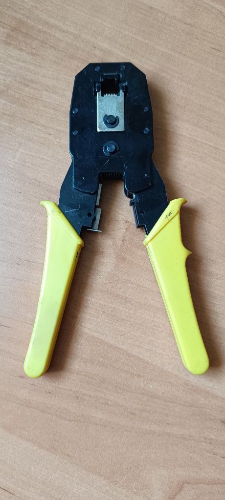 Zaciskarka RJ45 mało używana.
