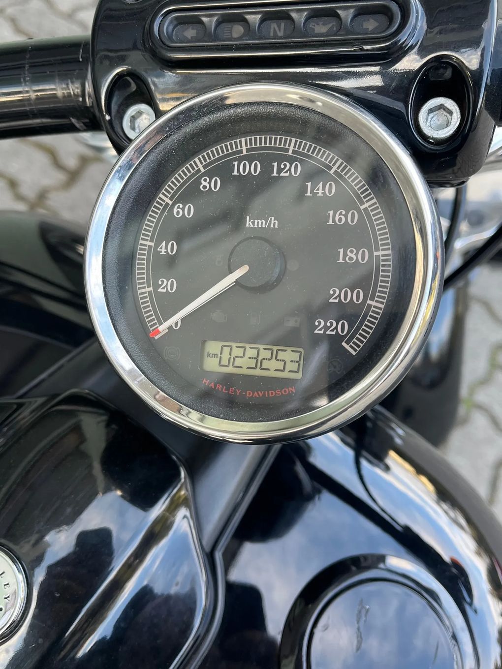 Harley-Davidson Softail Breakout 103 cale, pneumatyka Legend